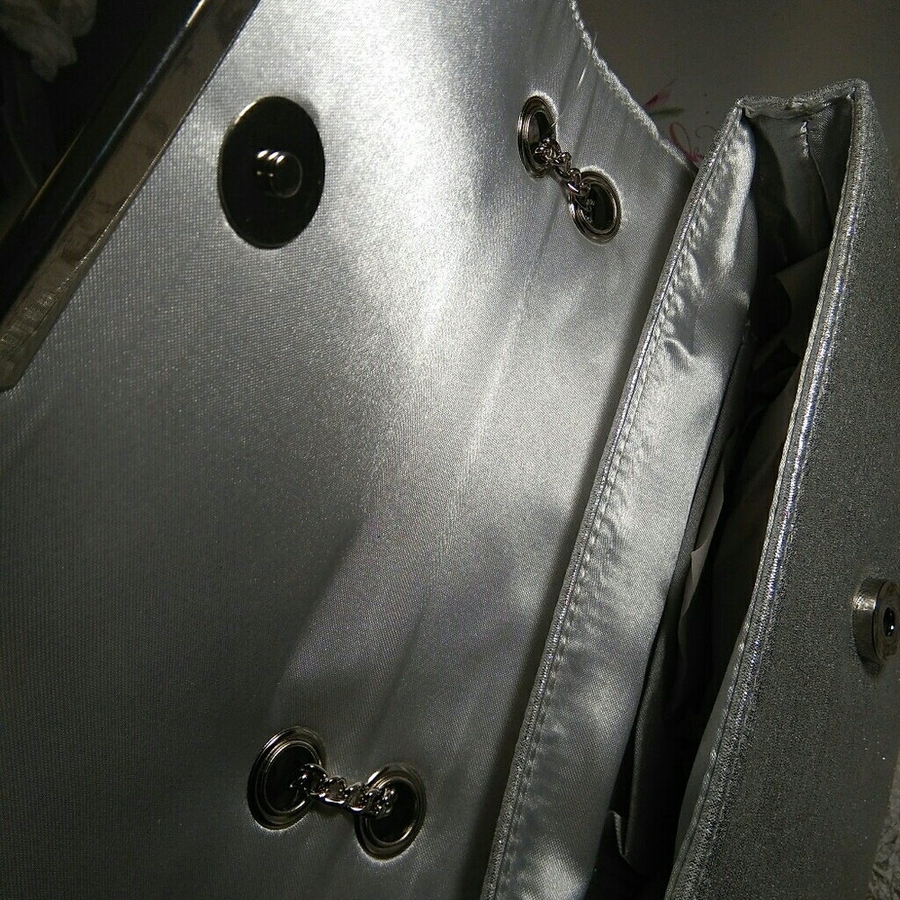 Silver clutch 👜🛍👜 - Picture 3 of 8